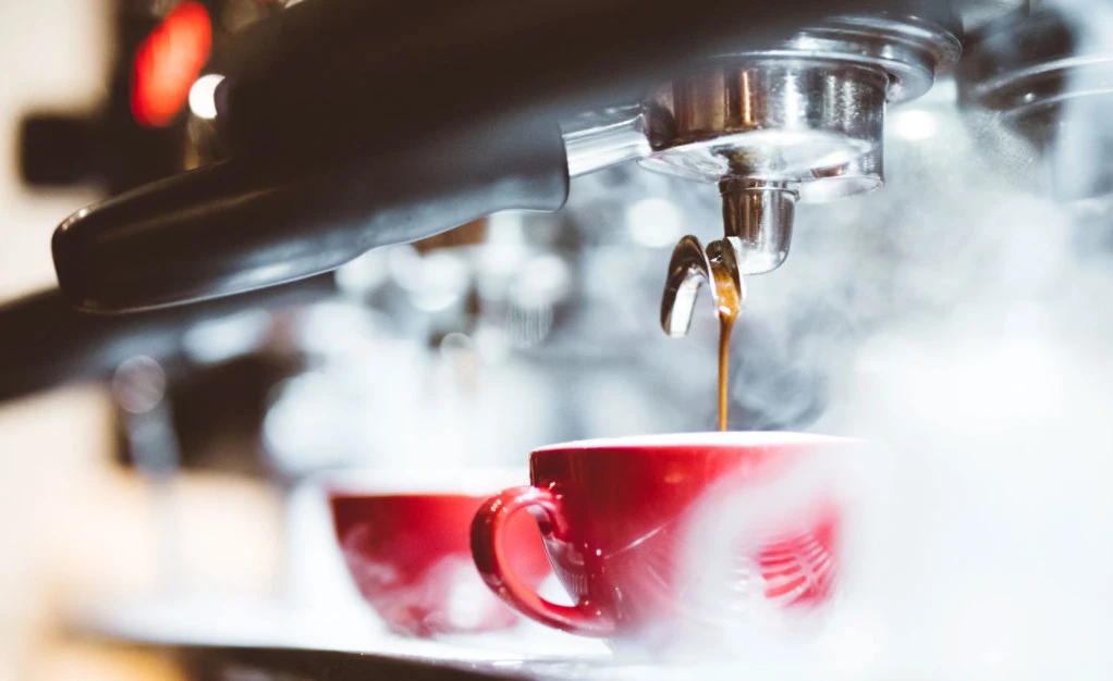 Café, alcool et sommeil : ce que tout dirigeant doit savoir sur l'impact de ces deux substances