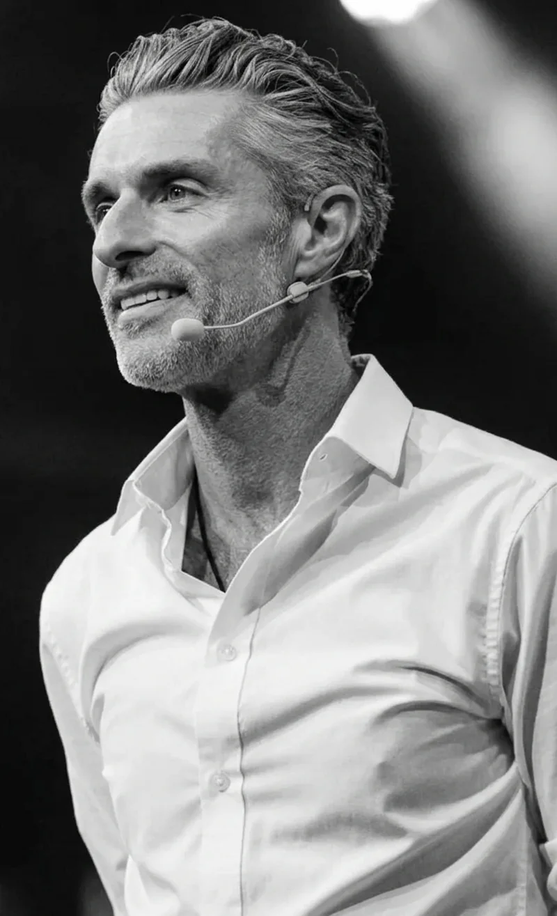 Ludovic Baumgartner sur scène, en conférence